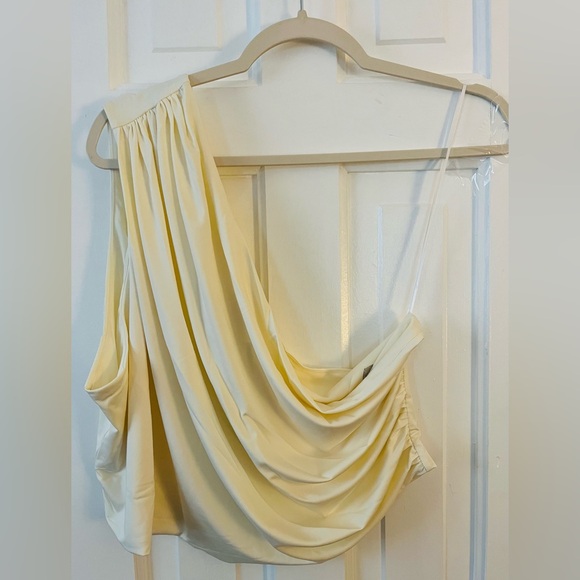 NWT H & M Women's Jersey One-Shoulder Black Fitted Crop Top. Size: XXL. - Picture 3 of 5